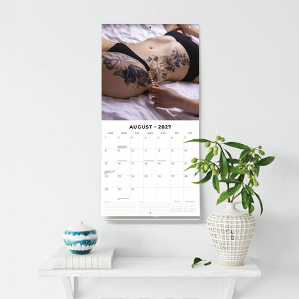 Red Robin Tattoo Girls Kalender 2027